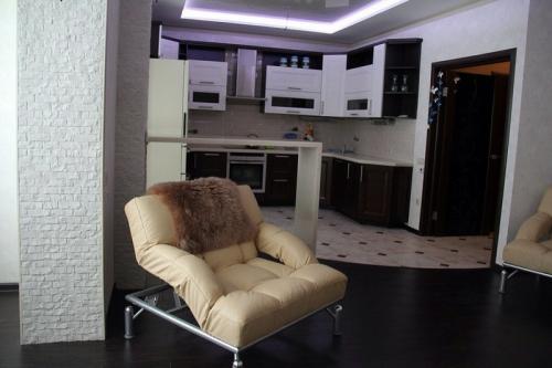 Зонирование кухни и гостиной перегородкой. Какую роль выполняет перегородка между гостиной и кухней