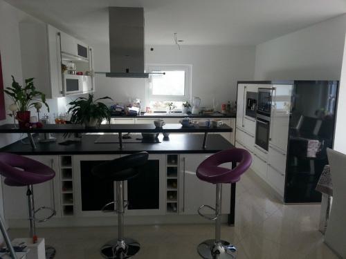 Зонирование кухни и гостиной перегородкой. Какую роль выполняет перегородка между гостиной и кухней