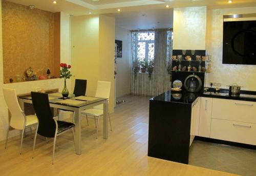 Зонирование кухни и гостиной перегородкой. Какую роль выполняет перегородка между гостиной и кухней