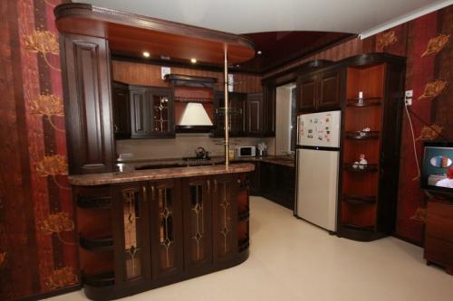 Зонирование кухни и гостиной перегородкой. Какую роль выполняет перегородка между гостиной и кухней