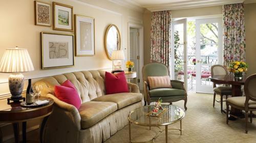 Как подобрать ковер в гостиную. Цветовая гамма ковров для оформления интерьера гостиной 23