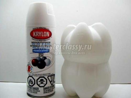 Большие и маленькие пингвины из пластиковых бутылок.