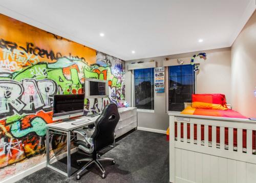 Светлые обои в комнату подростка мальчик.  Рекомендации по цвету