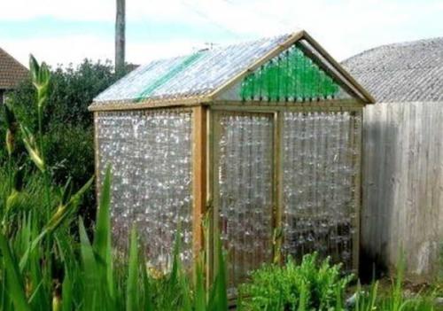 Забор из пластиковых бутылок очумелые ручки. Делаем теплицу, сарай, парник
