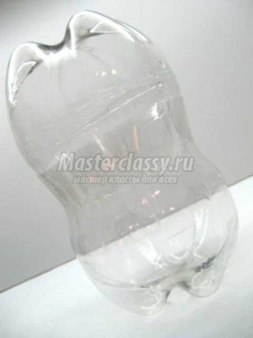 Большие и маленькие пингвины из пластиковых бутылок.