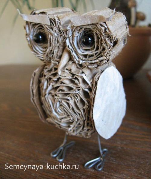 Поделка сова из пластиковой бутылки и листьев. в изготовлении поделки-совы.
