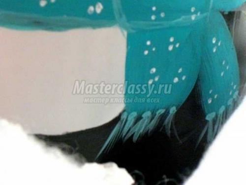 Большие и маленькие пингвины из пластиковых бутылок.