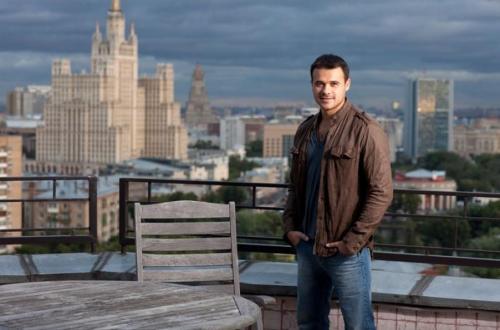 Сколько стоит дом Эмина Агаларова. Эмин Агаларов построил для сыновей дворец со стеклянными стенами на берегу Каспийского моря