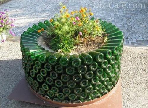Клумбы из пластиковых бутылок. Форма клумб и бордюров из пластиковых бутылок 03
