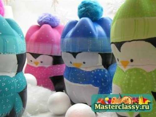 Большие и маленькие пингвины из пластиковых бутылок.