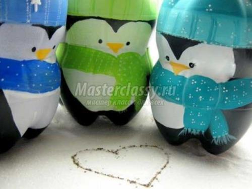 Большие и маленькие пингвины из пластиковых бутылок.