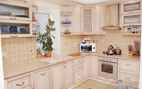 Как расположить технику на угловой кухне. Какой стиль для угловой кухни выбрать