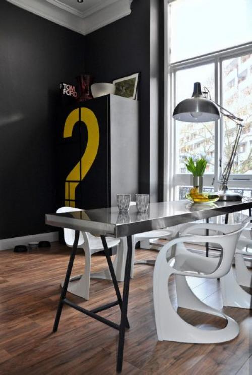 Стена возле кухонного стола. Зонирование цветом