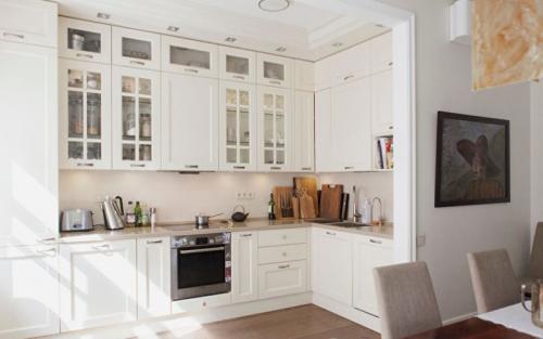 Как расположить технику на угловой кухне. Какой стиль для угловой кухни выбрать