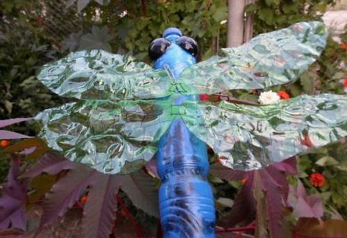 Стрекоза из пластиковых бутылок своими руками. Изящная стрекоза из пластиковой бутылки