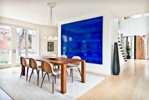 Стена возле кухонного стола. Зонирование цветом