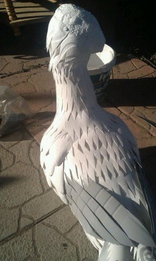 Как сделать попугая из пластиковых бутылок. Попугай из пластиковых ложек и бутылок 09