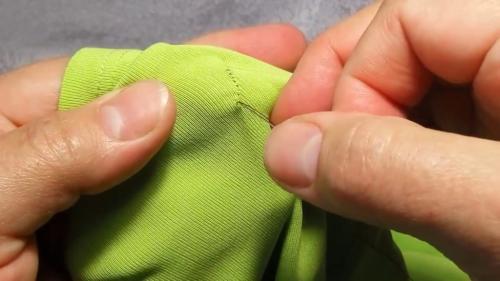 Как зашить дырку вышивкой. Как незаметно зашить дырку на одежде