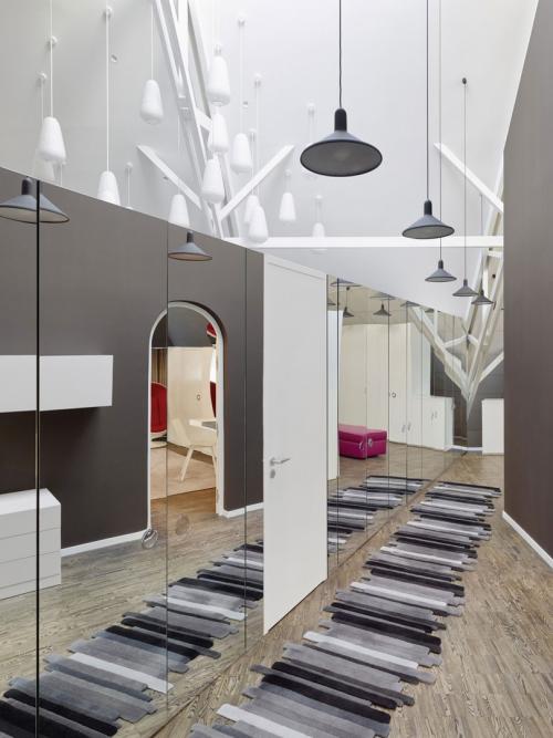 Зеркальная стена в интерьере 10