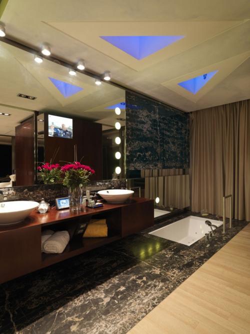 Зеркальная стена в интерьере 14