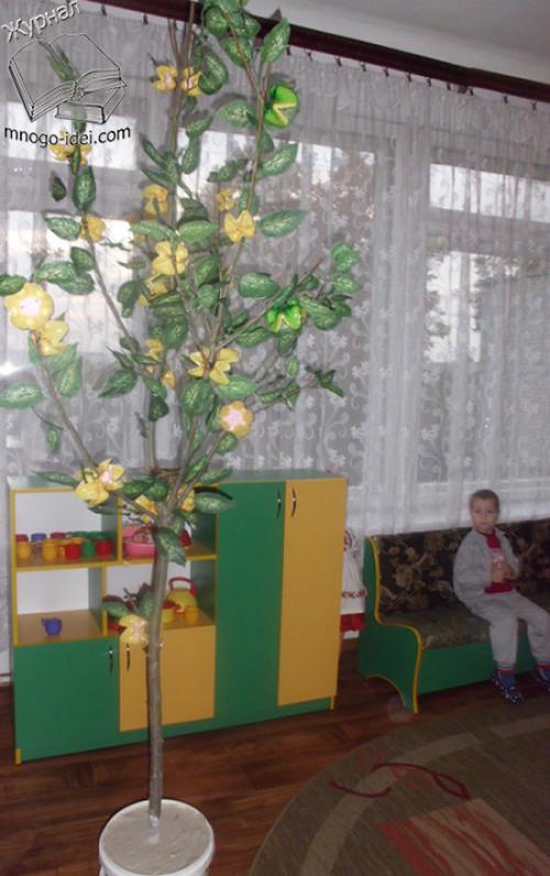 Дерево из бутылок пластиковых. Реалистичная раскраска