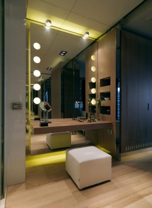 Зеркальная стена в интерьере 02