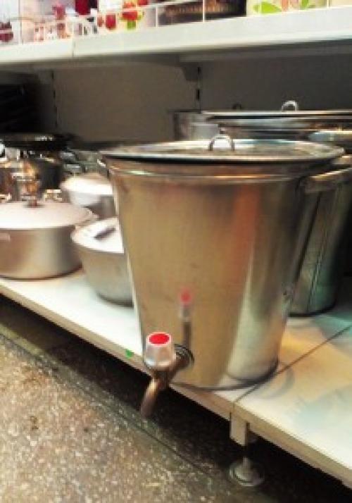 Как сделать рукомойник в походе. Умывальник своими руками — 10 способов, 12 фото и 2 видео :)