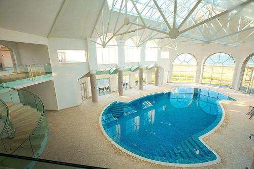 Машины Эмина Агаларова. Эмин Агаларов удивил роскошью дома со стеклянными стенами, выстроенного на берегу моря