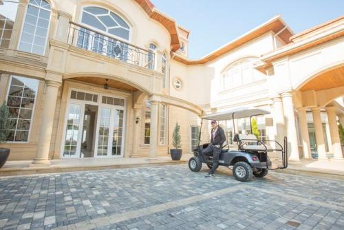 Машины Эмина Агаларова. Эмин Агаларов удивил роскошью дома со стеклянными стенами, выстроенного на берегу моря