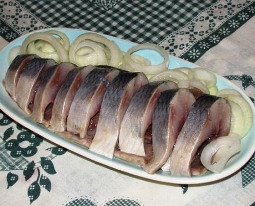 Как отделить селедку от костей одним движением. Как правильно разделать селедку, чтобы остались все самые жирные и вкусные части рыбы?