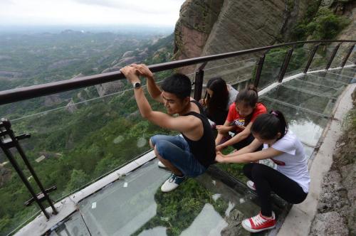 Стеклянный мост в Китае трескается. Знаменитый стеклянный мост в Китае начал трескаться прямо под ногами незадачливых туристов