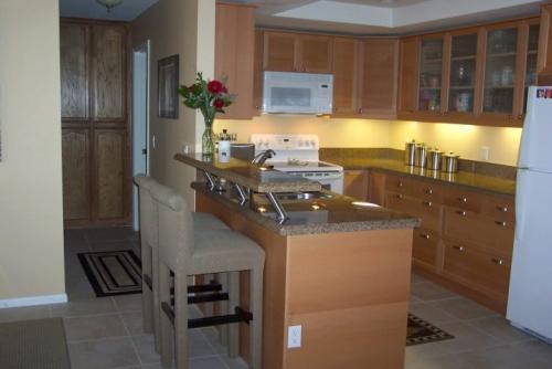 Как сделать барную стойку. Барная стойка для кухни, чтобы разделить пространство 30