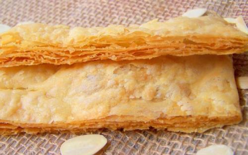 Как выпекать слоеное тесто для наполеона. Приготовление выпечки из готового тесто – быстрый вариант торта
