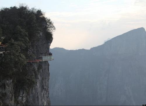 Стеклянный мост в Китае треснул под ногами туристов. Стеклянный мост в Китае неожиданно начал “трескаться” прямо под ногами туристов