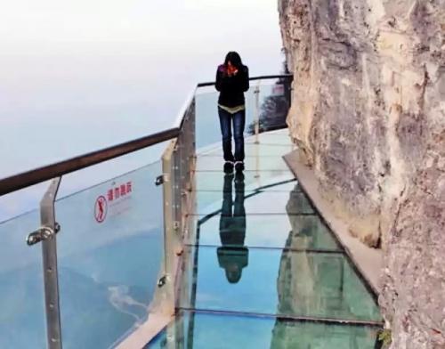 Стеклянный мост в Китае треснул под ногами туристов. Стеклянный мост в Китае неожиданно начал “трескаться” прямо под ногами туристов 17