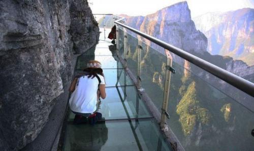 Стеклянный мост в Китае треснул под ногами туристов. Стеклянный мост в Китае неожиданно начал “трескаться” прямо под ногами туристов