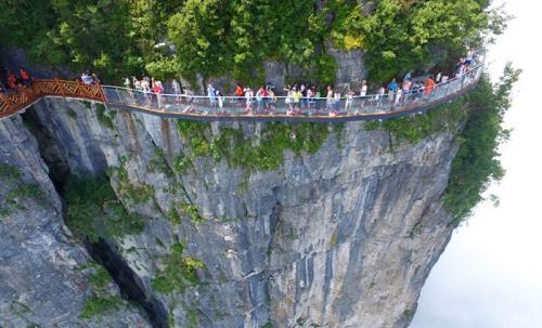 Стеклянный мост в Китае трескается. Знаменитый стеклянный мост в Китае начал трескаться прямо под ногами незадачливых туристов