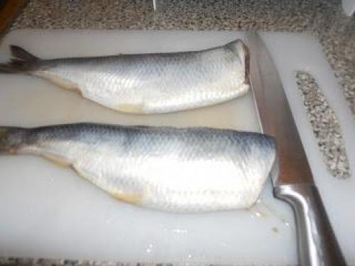 Как очистить селедку от костей одним движением. Как легко и быстро почистить селедку от костей 02 Как очистить селедку от костей одним движением. Как легко и быстро почистить селедку от костей 02