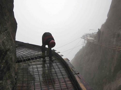 Стеклянный мост в Китае треснул под ногами туристов. Стеклянный мост в Китае неожиданно начал “трескаться” прямо под ногами туристов