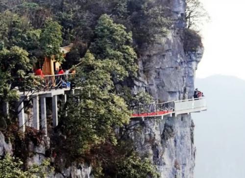 Стеклянный мост в Китае треснул под ногами туристов. Стеклянный мост в Китае неожиданно начал “трескаться” прямо под ногами туристов 16