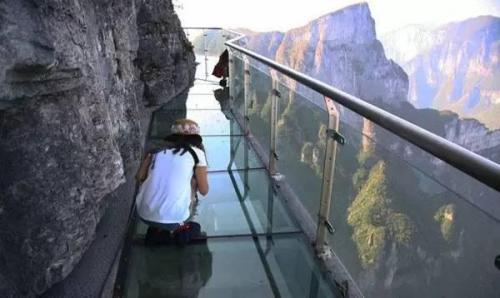 Стеклянный мост в Китае трескается. Знаменитый стеклянный мост в Китае начал трескаться прямо под ногами незадачливых туристов