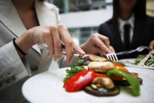 Правила этикета за столом картинки. 15 правил этикета за столом, которые должен знать каждый