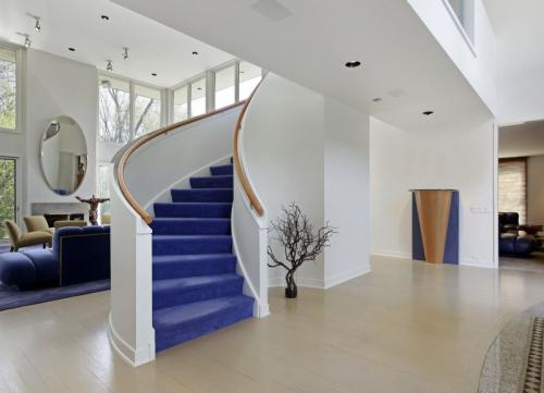 Оформление коридора в доме с лестницей. Особенности дизайна помещений с лестницей