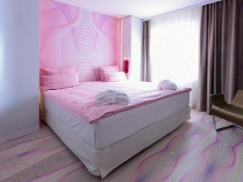 Какие обои подходят для спальни. От чего зависит выбор обоев для спальни 21