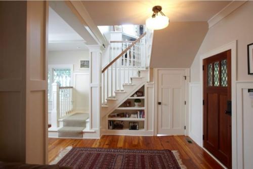 Оформление коридора в доме с лестницей. Особенности дизайна помещений с лестницей