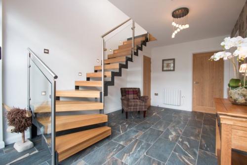 Оформление коридора в доме с лестницей. Особенности дизайна помещений с лестницей