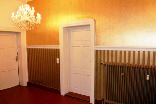 Оформление коридора в доме обоями. Трансформация пространства