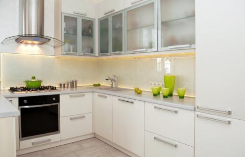 Обзор белой кухни. Белые глянцевые кухни в интерьере реальные фото: все плюсы и минусы