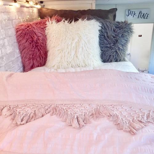 Как обустроить комнату в общежитии студенту. Две студентки превратили комнату в общежитии в невероятно уютную спальню