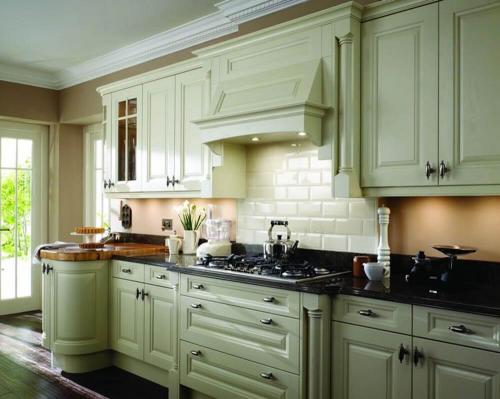 Белая кухня с белой столешницей. Стилистическое разнообразие